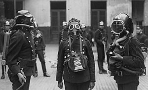 Archivo:Buenos Aires - Bomberos con máscaras respiratorias