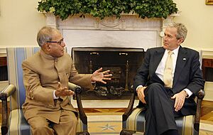 Archivo:Bush meets Pranab Mukherjee