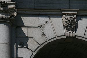 Archivo:Cabeza deLeón e impactos-Puerta de Alcalá