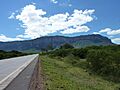 Carretera Bioceanica con el Macizo Chiquitano al fondo (Santa Cruz - Bolivia)