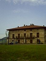 Archivo:Casona en Toranzu (Cantabria)