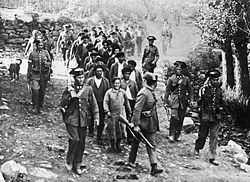 Archivo:Column of Guardias Civiles during the 1934 Asturian Revolution, Brañosera