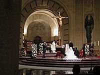 Archivo:El Valle de Los Caidos, Spain, a wedding over tombstone of Francisco Franco
