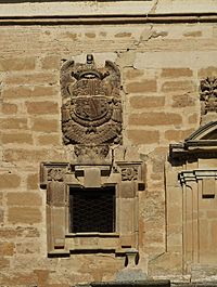 Archivo:Encinas Reales, Ermita del Calvario, detalle fachada, escudo izquerdo