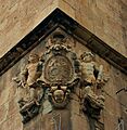 Escut de Ferran de Loazes, fundador del col·legi de sant Doménec d'Oriola en el cantó de l'església