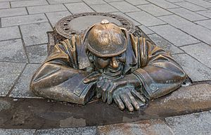 Archivo:Estatua Hombre Trabajando, Bratislava, Eslovaquia, 2020-02-01, DD 45