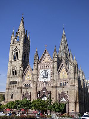 Archivo:Fachada del Templo Expiatorio del Santísimo Sacramento, Guadalajara 25