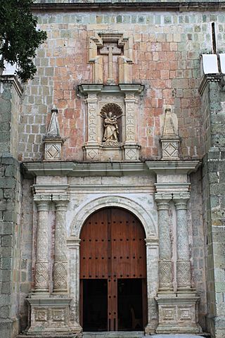Fachada lateral del Templo del Carmen Alto.JPG