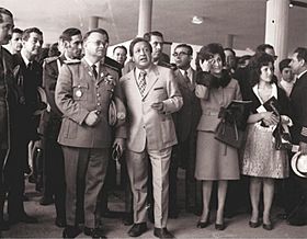 Archivo:Guillermo Rodríguez Lara, Oswaldo Guayasamín y Aída Judith León (1972)