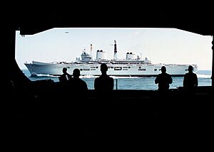 Archivo:HMS Invincible sideview