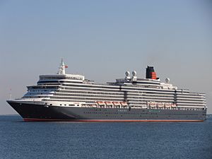 Archivo:Hamilton Bermuda' Queen Elizabeth arriving Port of Tallinn 10 June 2012