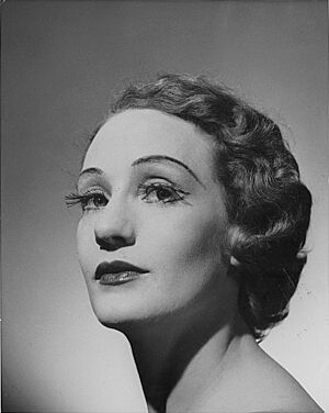 Archivo:Helmut Newton, Portrait of Laurel Martyn, 1952
