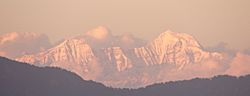 Archivo:Himalayas at dusk from Mussoorie, Uttarakhand
