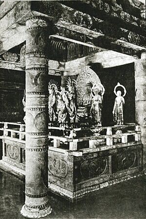 Archivo:Interior GoldenHall Chusonji