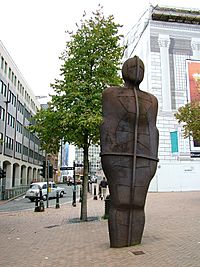 Archivo:Iron Man - Antony Gormley Statue - Victoria Square - Birmingham - 2005-10-14