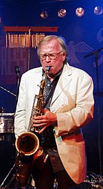 Archivo:Klaus Doldinger alleine mit Saxophon