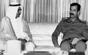 Archivo:Kuwaiti Prime Minister Alaa Hussein Ali 1990 with Iraqi President Saddam Hussein