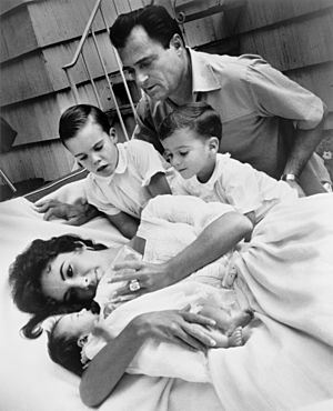 Archivo:Liz Taylor, Liza Todd and family by Toni Frissell, 1957