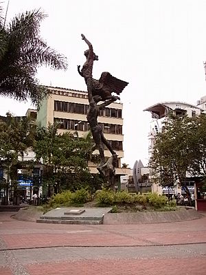 Archivo:Monumento al Esfuerzo (Plaza de Bolivar)