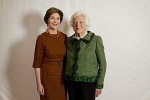 Archivo:Mrs. Barbara Bush and Mrs. Laura Bush