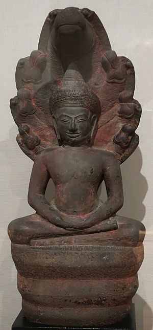 Archivo:Muchilinda Buddha from Cambodia, Angkor kingdom, Bayon style, 12th century, sandstone, HAA
