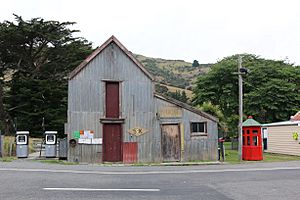 Archivo:Okains bay petrol station 27