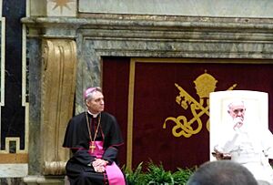 Archivo:Papst Franziskus Erzbischof Gänswein
