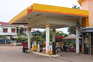 Archivo:Petrol station in Savannakhet