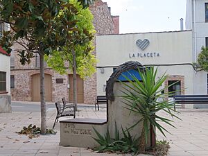 Archivo:Plaza de Neus Català Pallejà, en Els Guiamets (Tarragona)