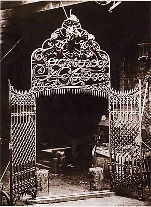 Archivo:Puerta forja casa Botines