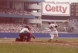 Archivo:Reggie Jackson bats at Yankee Stadium