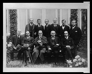 Archivo:Sigmund Freud with colleagues at the Congress at the Hague LCCN2010651704