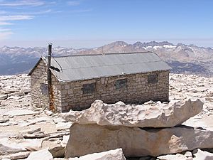 Archivo:Smithsonian Hut Whitney