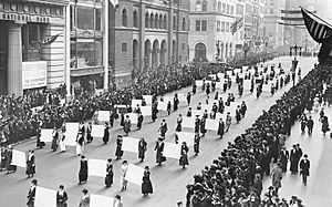 Archivo:Suffragists Parade Down Fifth Avenue, 1917