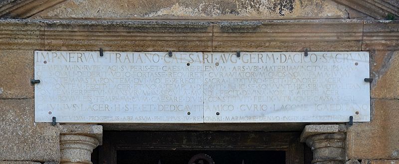 Archivo:The Alcántara Bridge built over the Tagus River between 104 and 106 AD by a man named Caius Julius Lacer, and dedicated to the Roman emperor Trajan, Spain (25707037557)