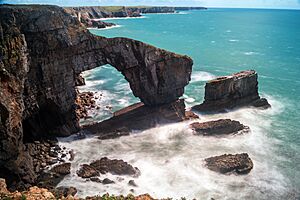 Archivo:The Green Bridge of Wales (Explored - 09-09-15) - Flickr - dolbinator1000
