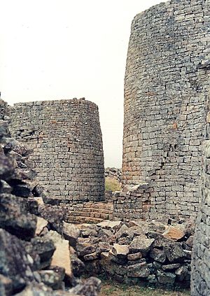 Archivo:Tower, Great Zimbabwe1