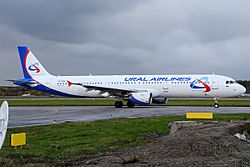 Ural Airlines, VQ-BOZ, Airbus A321-211 (16456198165).jpg
