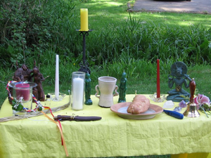 Archivo:Wiccan altar (0)