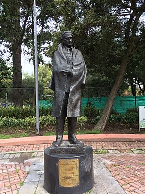 Archivo:"A César Vallejo, El Poeta de América" escultura de Miguel Baca Rossi. Parque El Ejido (Quito, Ecuador)