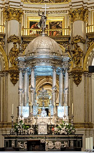 Archivo:"Die Kathedrale wurde im 31. Jahrhundert auf den Überesten einer Moschee erbaut"