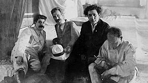 Archivo:19240920-stalin rykov zinoviev bukharin