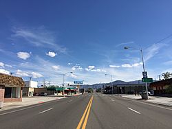2015-04-29 16 23 21 View south along E Street (U.S. Route 95) near 6th Street in Hawthorne, Nevada.jpg