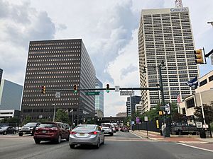Archivo:2018-07-16 17 00 28 View north along New Jersey State Route 21 (McCarter Highway) at Edison Place in Newark, Essex County, New Jersey