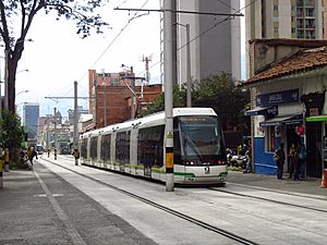 Archivo:2018 avenida Ayacucho, tranvía de Medellín