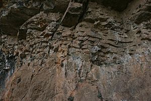 Archivo:Acceso a la Cueva de la Hoz 06