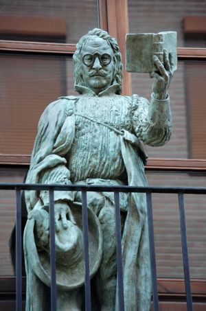Archivo:Alcalá de Henares (RPS 13-02-2022) estatua de Francisco de Quevedo en la calle Escritorios