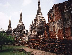 Archivo:Ayutthaya 3 pagodas