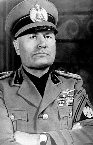 Archivo:Benito Mussolini uncolored