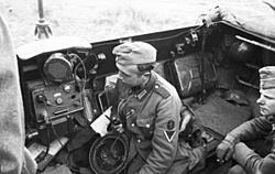 Archivo:Bundesarchiv Bild 101I-267-0148-04, Russland, Funker in gepanzertem Fahrzeug